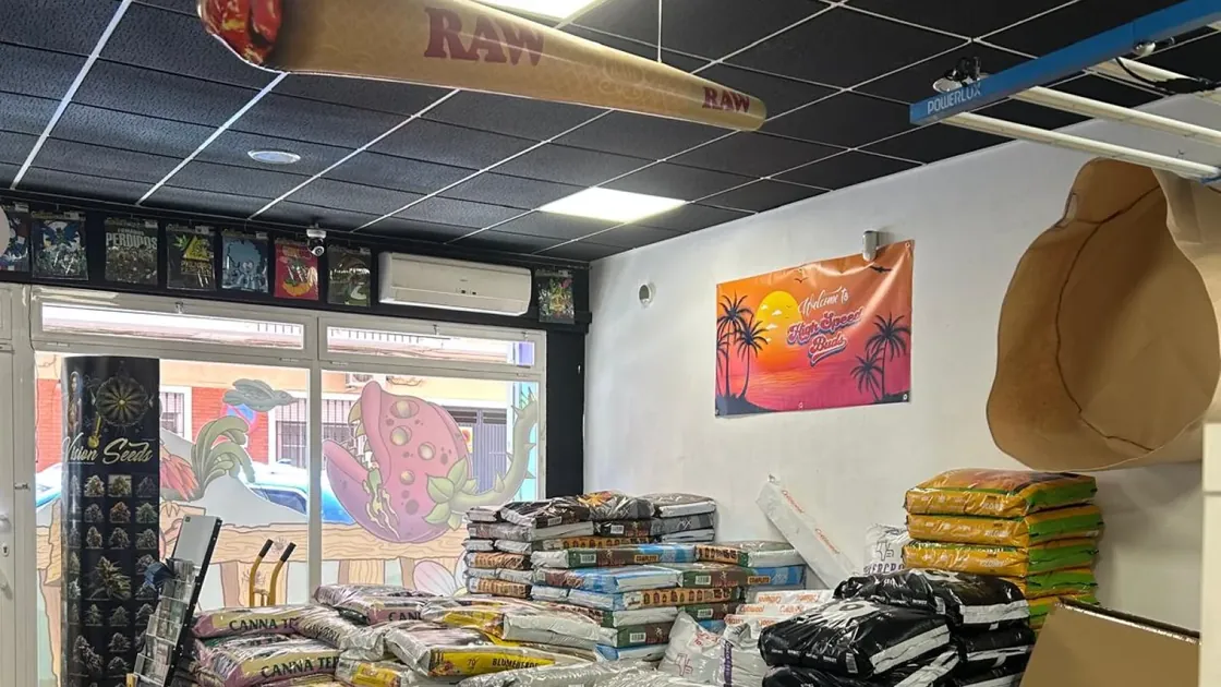 Interior de Secret Valley Grow Shop en Don Benito: sacos de sustrato apilados y las estanterías del local